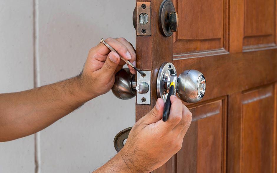 ouvrire une porte Auriol