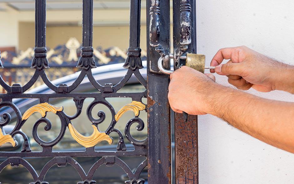 ouvrire une porte Auriol